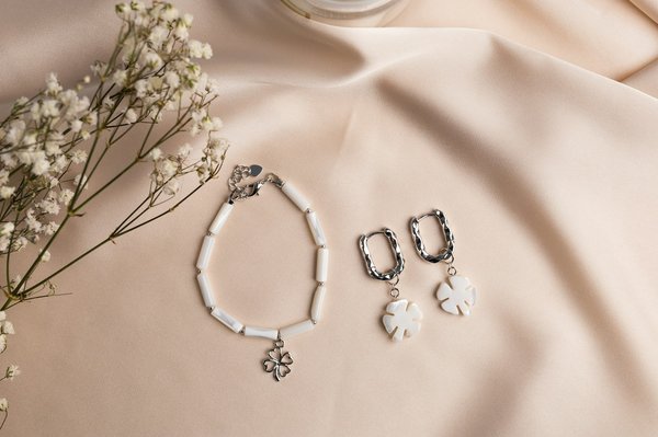 Quels conseils pour choisir des bijoux en acier inoxydable pour une tenue décontractée chic?